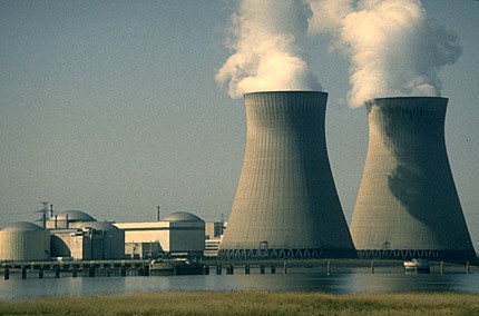 Macron chiuderà 14 reattori nucleari entro il 2035